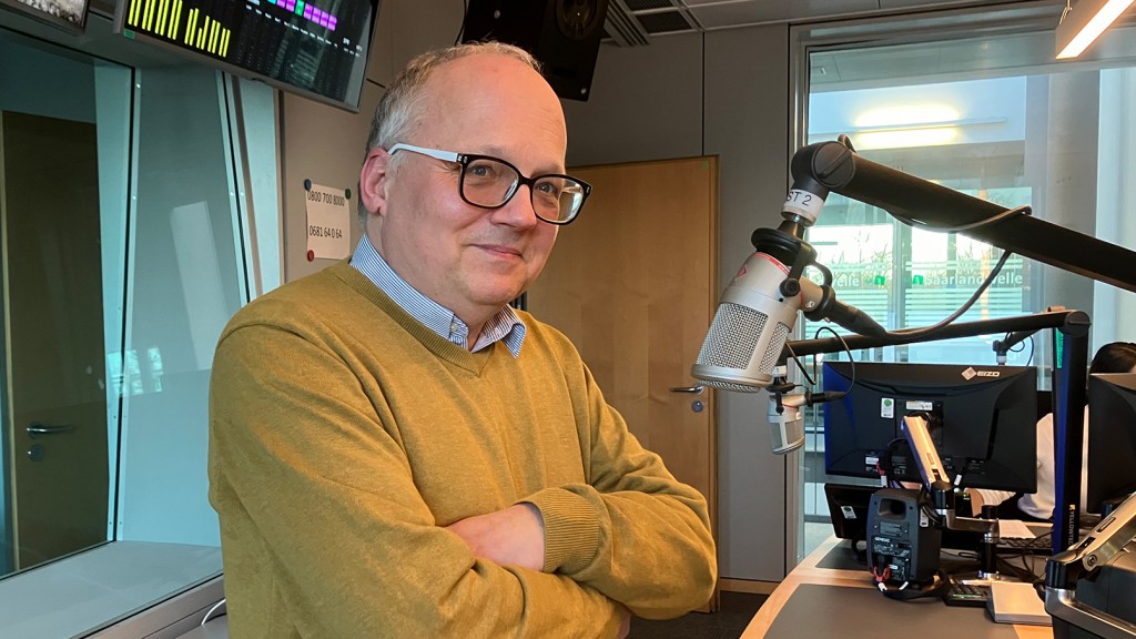 Politikwissenschaftler Dirk van den Boom im SR-Studio