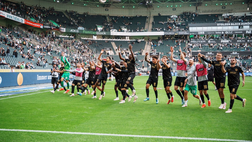 Foto: Die Mannschaft der SV Elversberg jubelt auf dem Platz