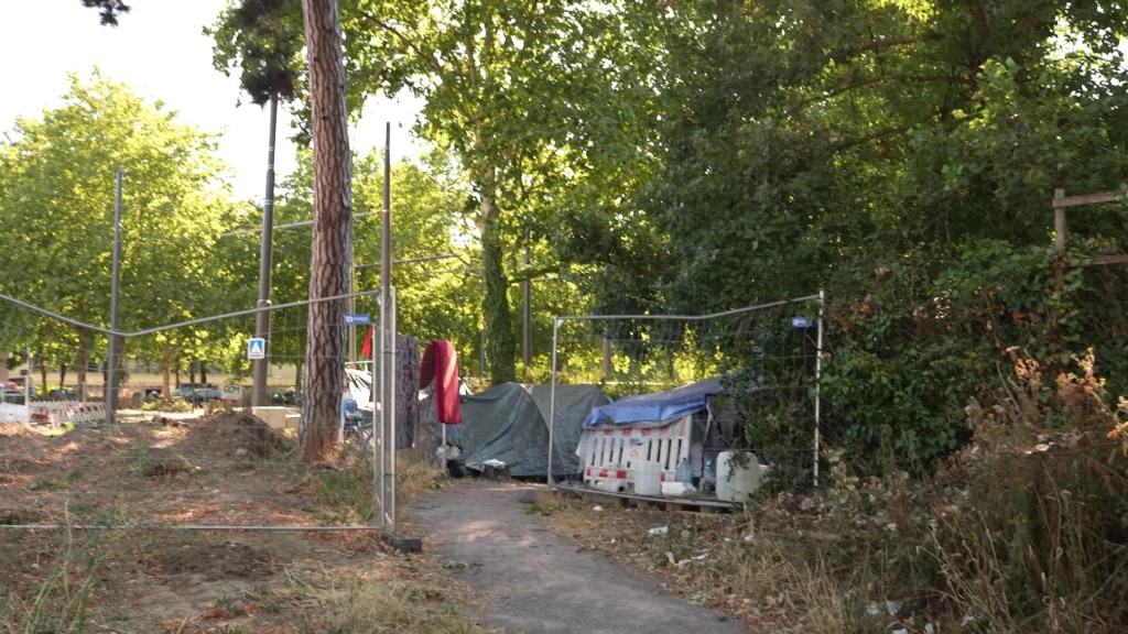 Foto: Flüchtlingsfamilien leben in Strasburg in Zelten auf der Straße.