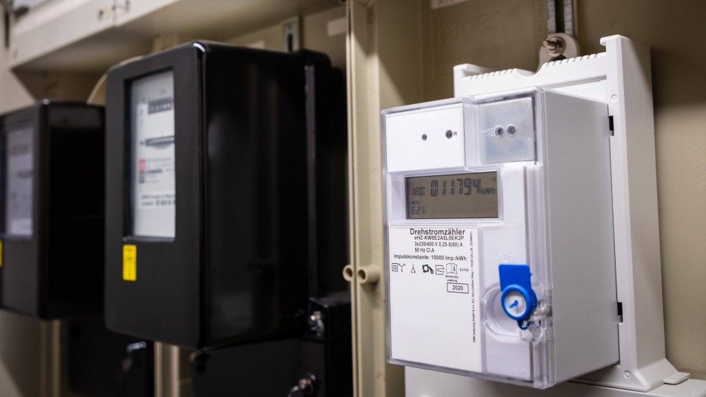 Schaltschrank mit analogen, alten Zählern und einem Smart Meter, einem digitelen Stromzähler