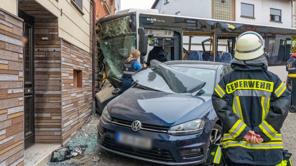 Foto Verkehrsunfall mit einem Schulbus und einem Pkw in Völklingen Geislautern