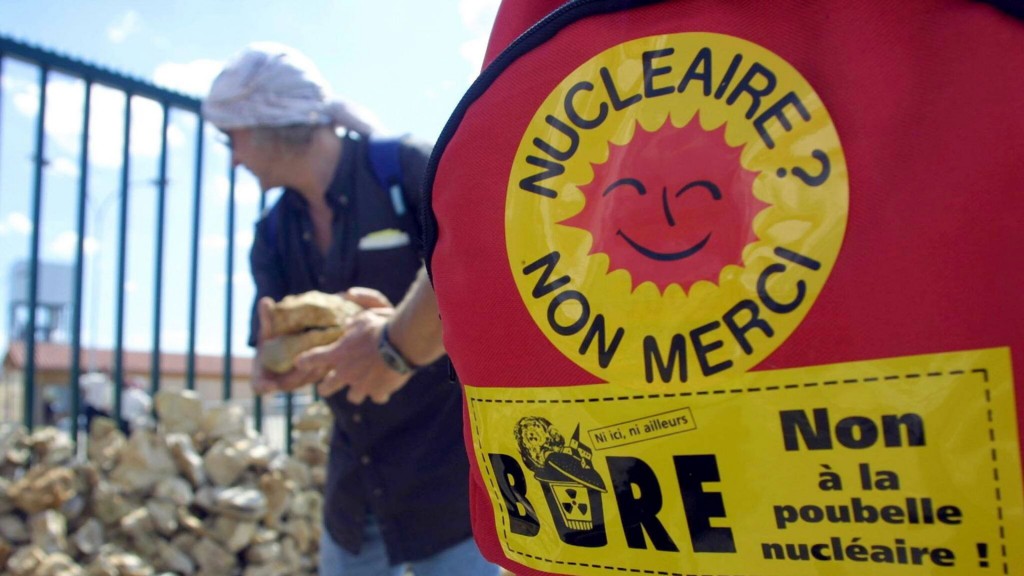 Ein Demonstrant baut am 22.7.2001 eine Mauer am Eingang zu dem im lothringischen Bure gelegenen unterirdischen Versuchslabor für die Lagerung von Atommüll.