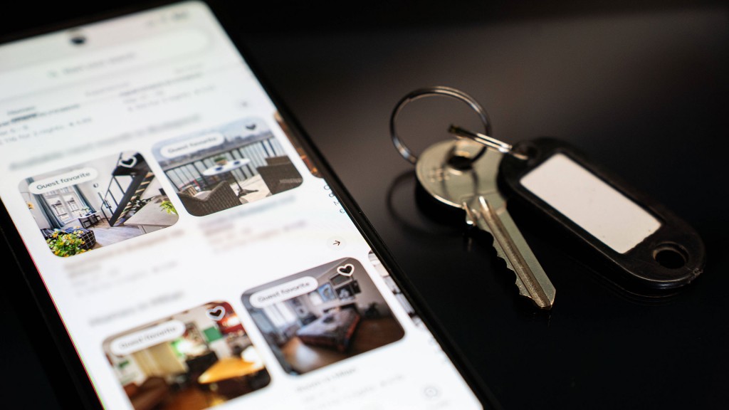 Symbolbild: Buchungsplattform Airbnb auf einem Smartphone neben einem Schlüssel