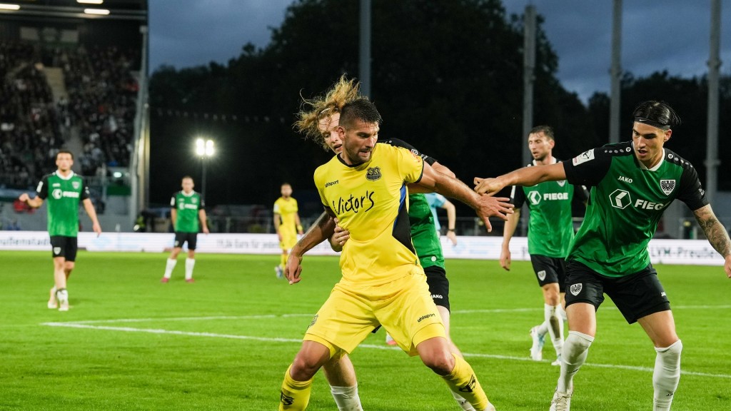 Foto: Kai Brünker im Zweikampf mit Münsters Niklas Varelmann