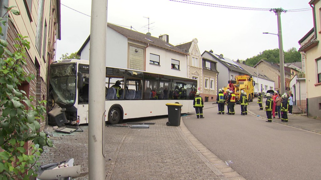 Foto: Schulbus kracht in Geislautern gegen Hauswand