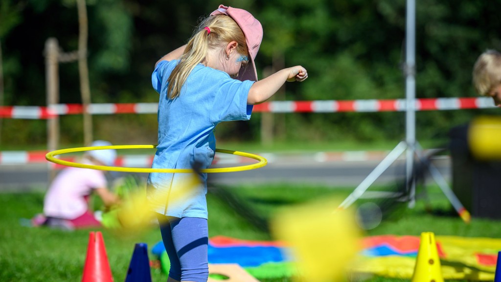Foto: Kinder spielen auf einer Wiese