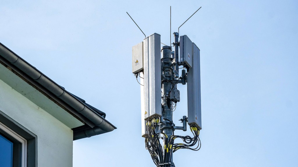 Foto: Mobilfunkmast hinter einem Wohnhaus