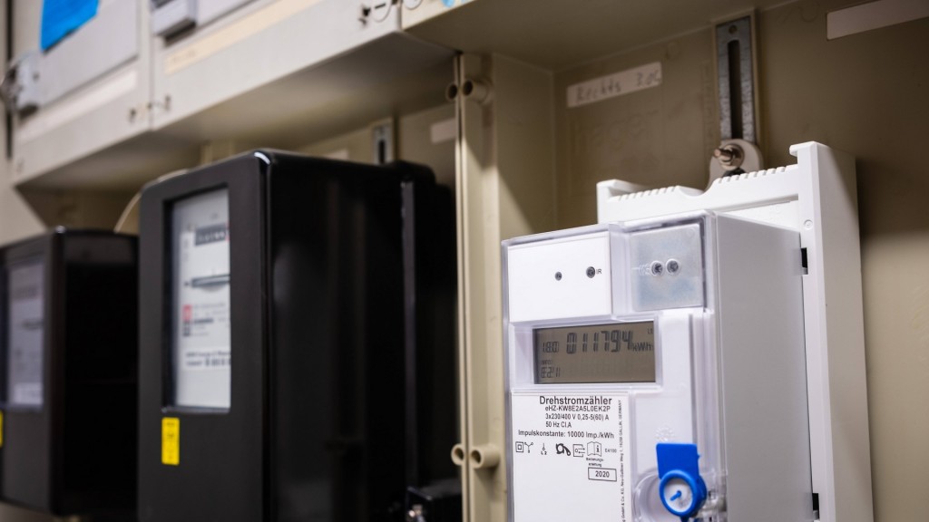 Schaltschrank mit analogen, alten Zählern und einem Smart Meter, einem digitelen Stromzähler