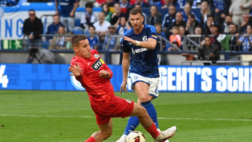 Foto: Lukas Pinckert schmeißt sich in den Schuss von Edin Dzeko.