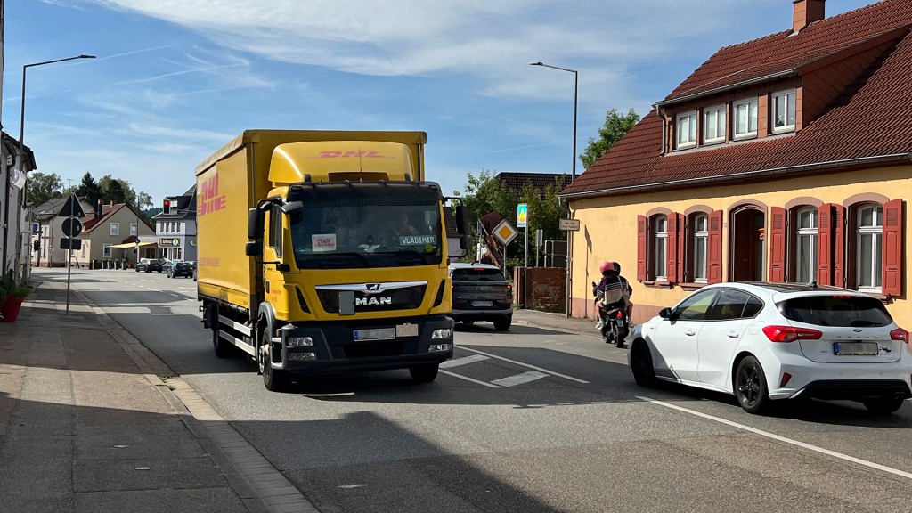 Verkehr auf der B423 in Homburg-Schwarzenacker