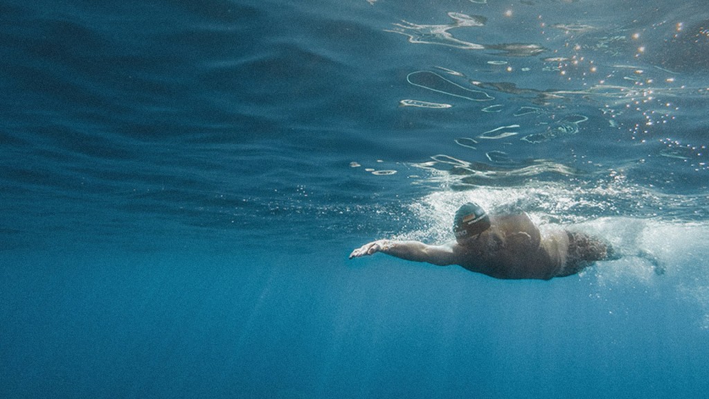 Andreas Waschburger schwimmt unter Wasser