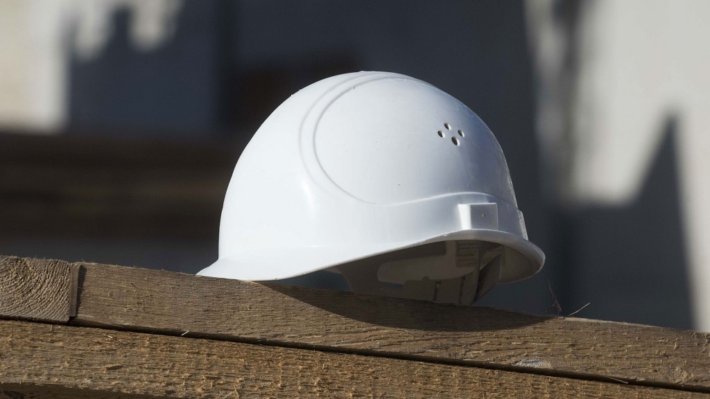 ein Schutzhelm auf einer Holzplanke