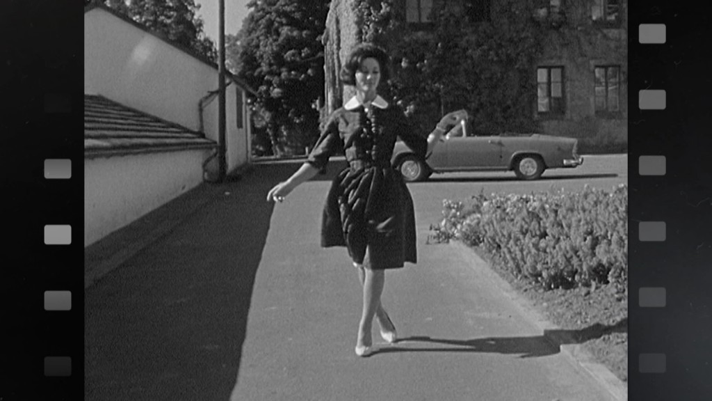Foto: Frau im Kleid auf einer Straße