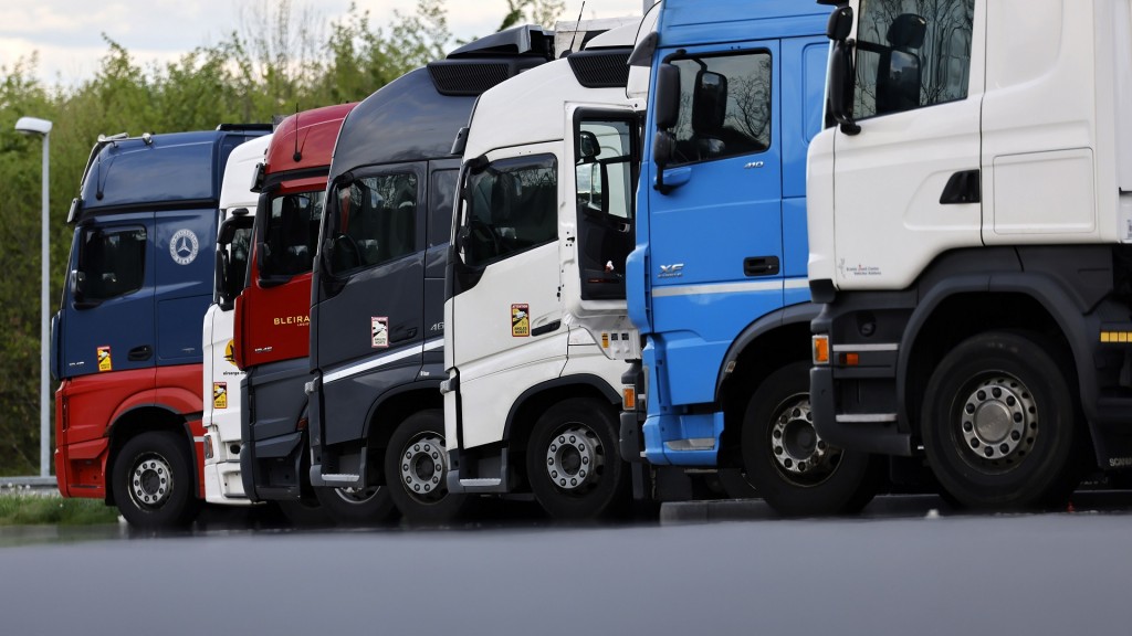 LKWs stehen auf einem Autobahn-Rastplatz 