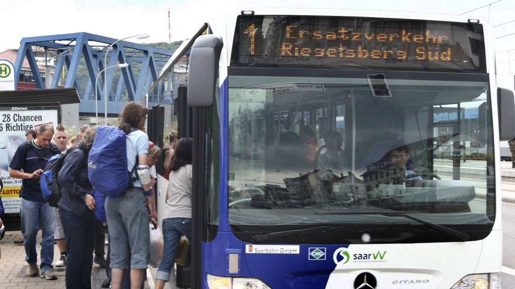 Foto: Ein Bus des Schienenersatzverkehrs während des Streiks der Saarbahn in Saarbrücken