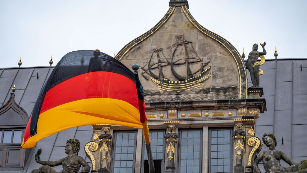 Bremen: Wehende Deutschlandfahne am Gebäude der Handelskammer
