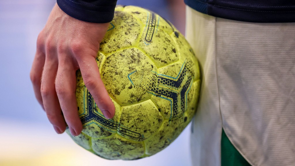 Ein Spieler hält einen Handball in der Hand