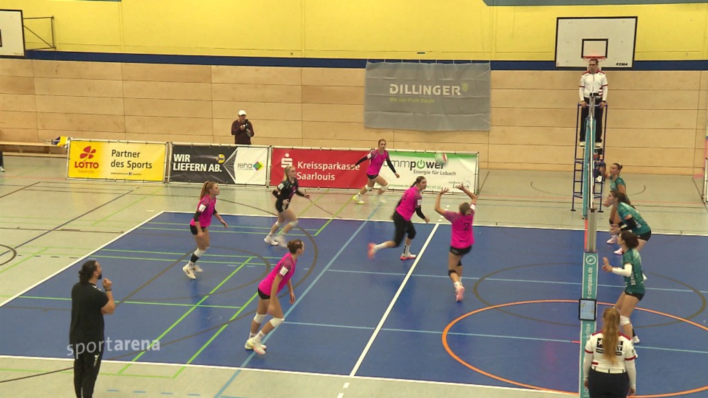 Foto: Die Volleyballerinnen des TV Lebach spielen einen Angriff aus