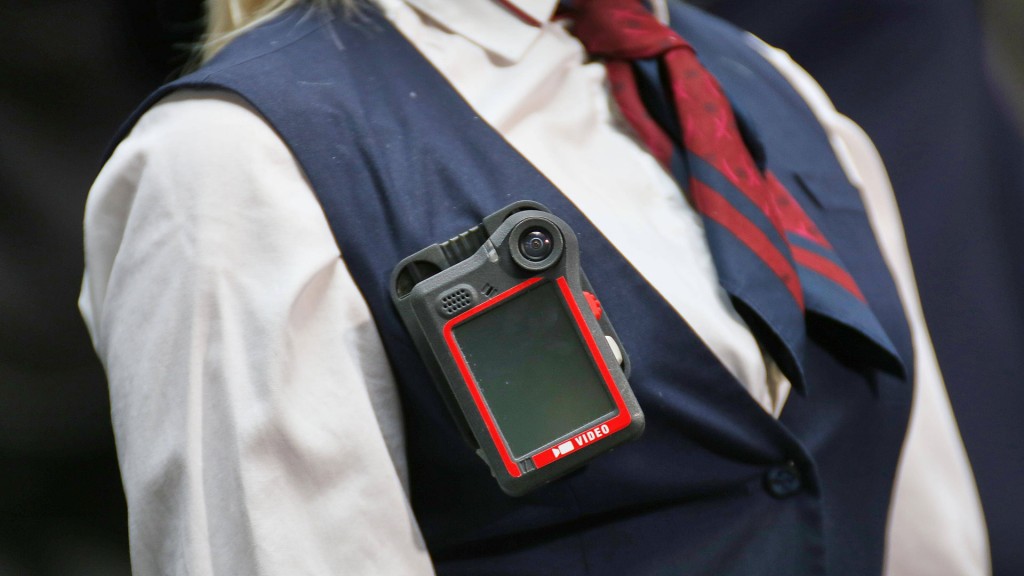 Eine Schaffnerin mit einer Bodycam steht im Dienst