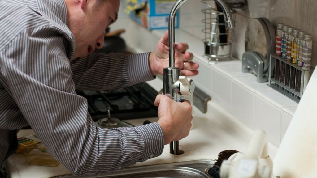 Mann baut Wasserhahn ein