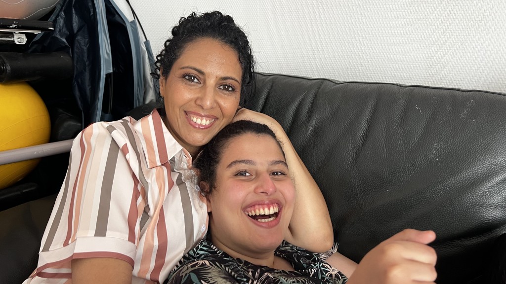 Foto: Gewerkschaftsgründerin Sonia Jabri mit ihrer Tochter.