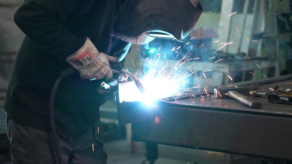 Foto: Industriearbeiter schweißt ein Metallstück
