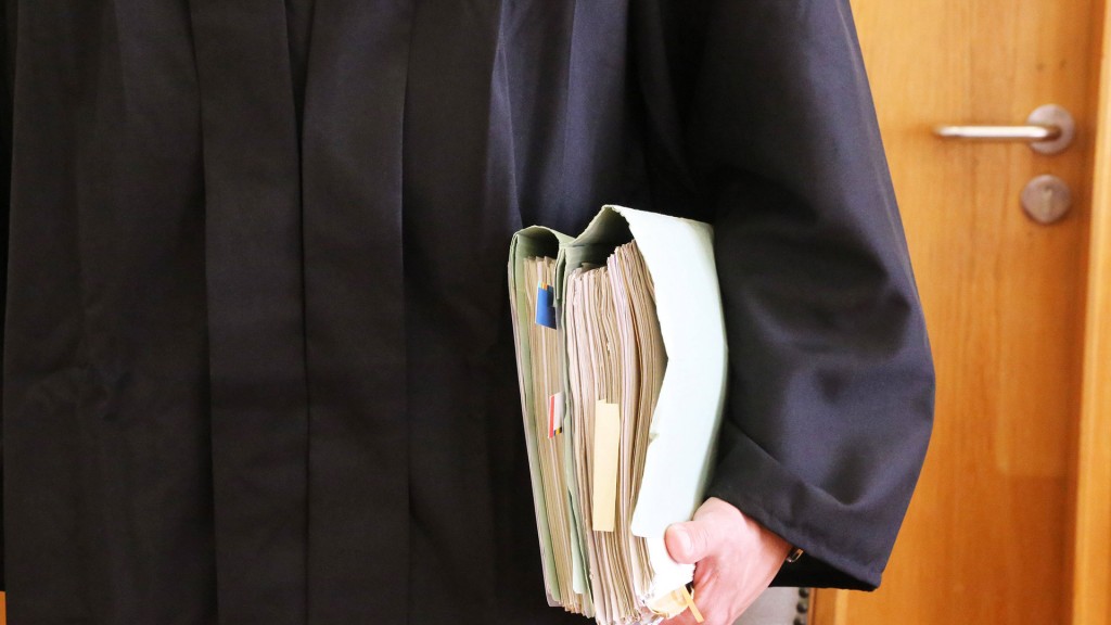 Foto: Ein Richter hält Akten in der Hand