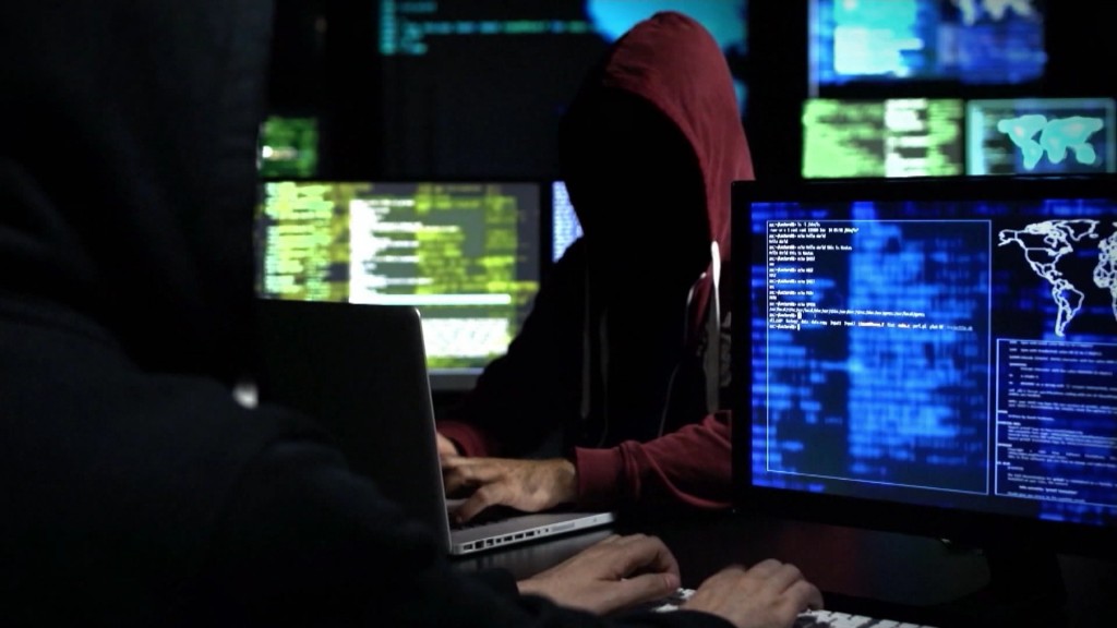 Foto: Hacker vor einem Computer