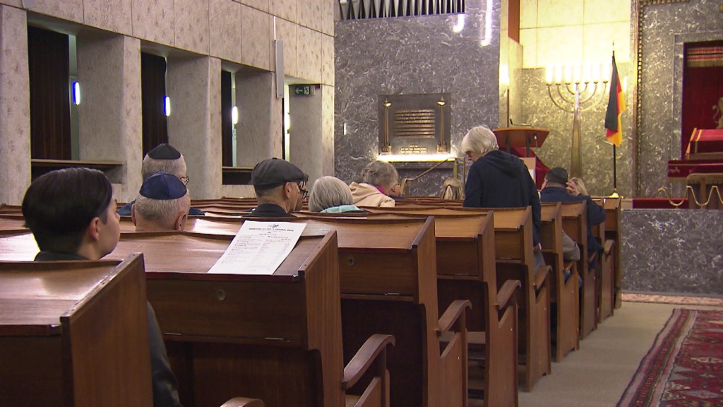Menschen in einer Synagoge