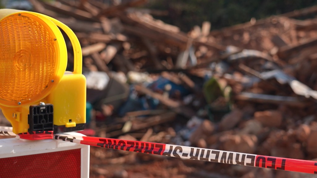 Foto: Absperrung vor dem eingestürzten Haus