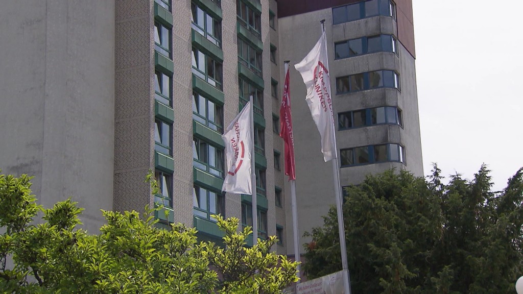 Foto: Fahnen vor einem Krankenhausgebäde