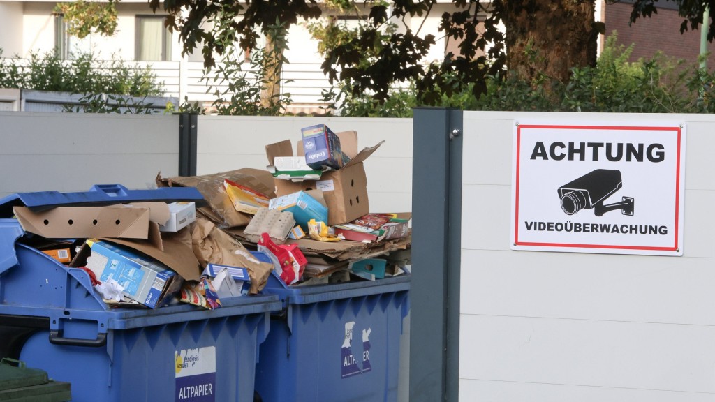 Foto: Mehrere Müllcontainer und Warnhinweis zur Videoüberwachung