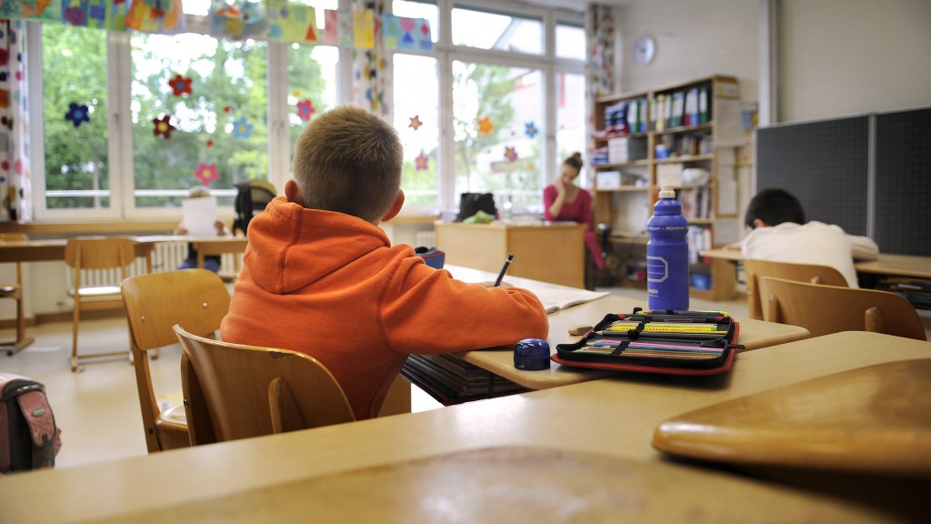 Kind brütet über seinen Schulaufgaben