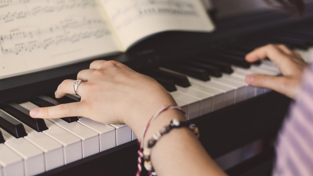 Hände, die Klavier spielen