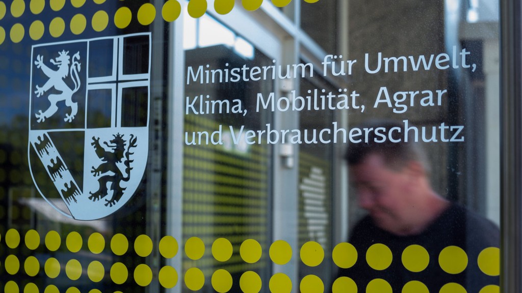 Foto: Eingangstür zum saarländischen Ministerium für Umwelt, Klima, Mobiltät, Agrar und Verbraucherschutz