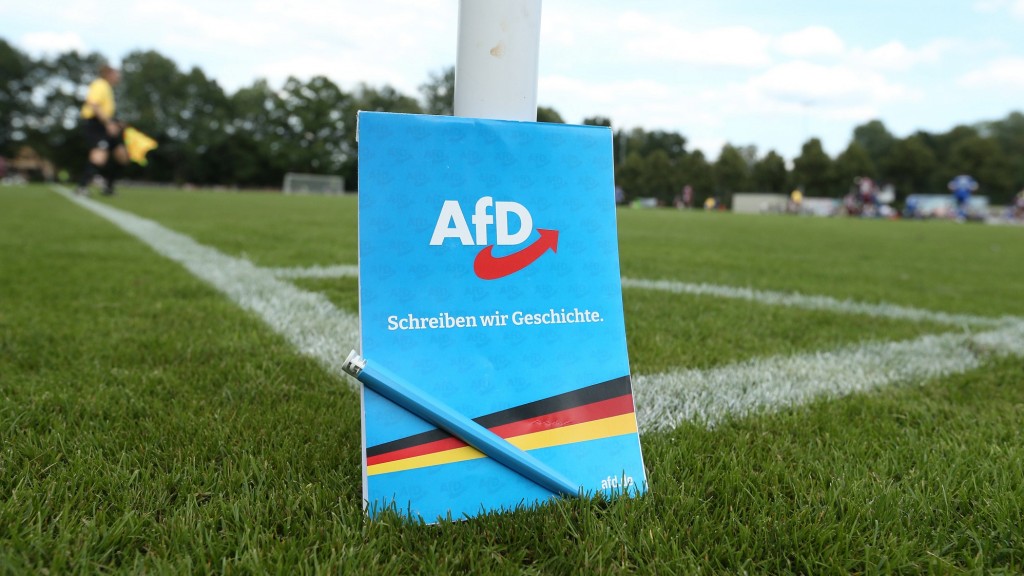 Foto: An der Eckfahne eines Fußballplatzes steht ein Notizblock der Partei Alternative für Deutschland. 