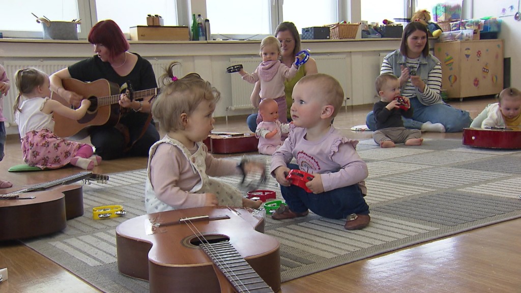 Foto: Babys und Kleinkinder in der musikalischen Früherziehung.