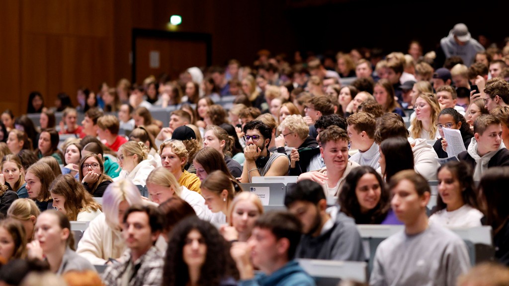 Foto: Studierende im Hörsaal am Tag der Erstsemesterbegrüßung zum Wintersemester