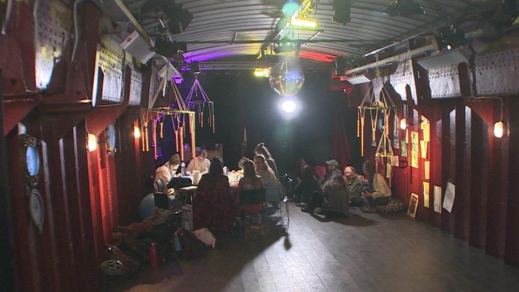 Foto: Eine Gruppe von Leuten im Inneren des Saarbrücker Theaterschiffs