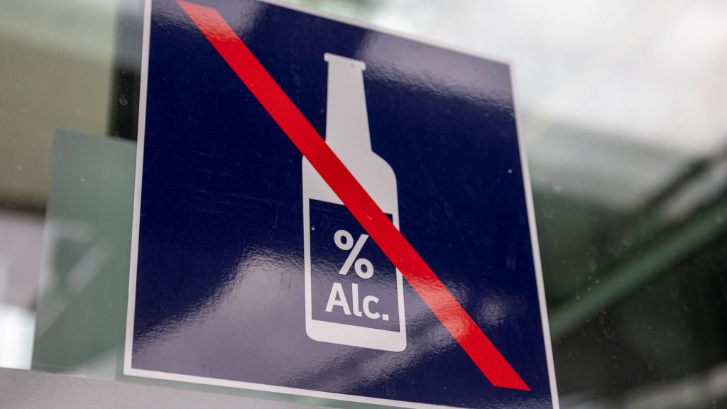 Foto: Ein Schild mit Alkoholverbot an einem deutschen Bahnhof