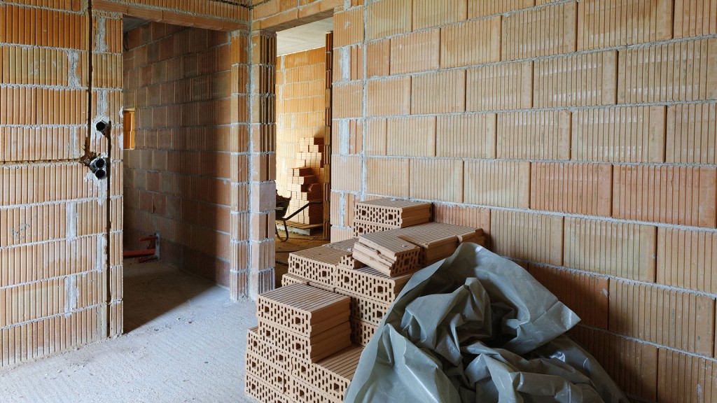 Ziegelstapel auf der Baustelle eines Wohnhauses