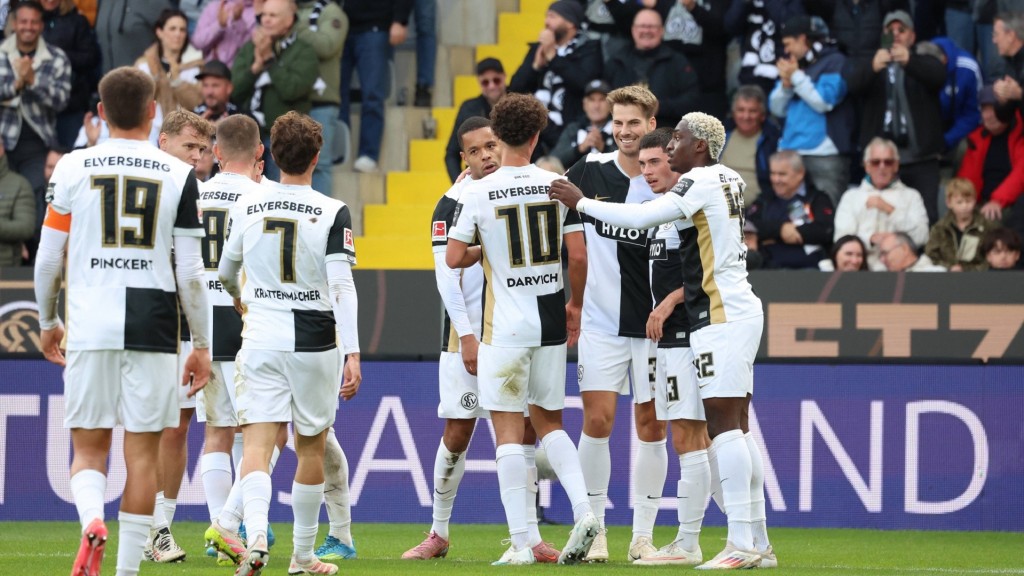 Foto: Die Mannschaft der SV Elversberg bejubelt Rohrs Treffer zum 3:0 gegen den FC Augsburg.