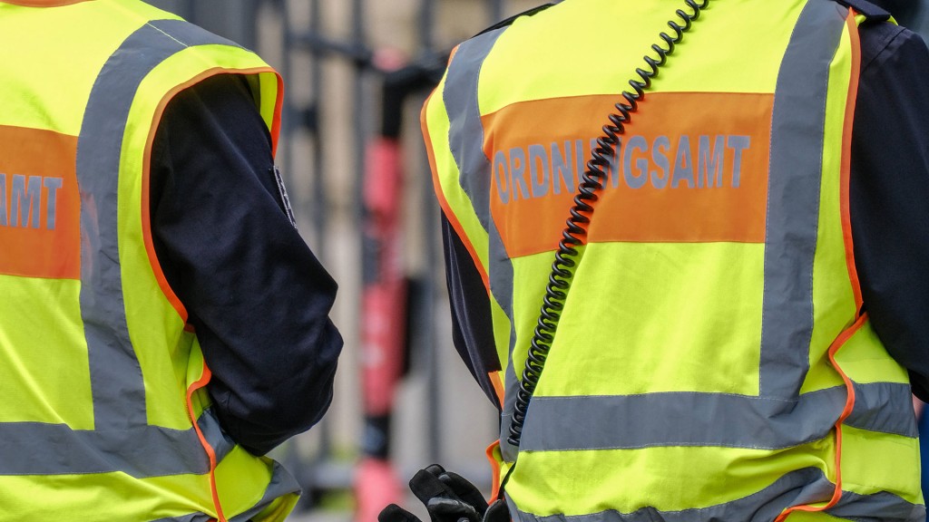 zwei Ordnungsamtmitarbeiter im Dienst