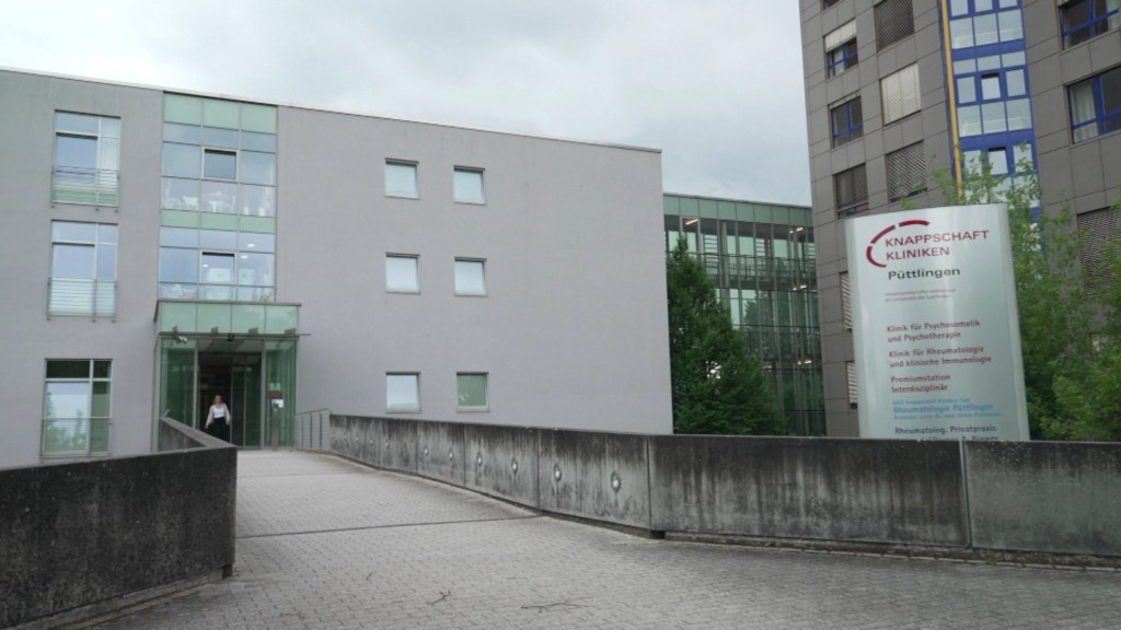 Foto: Der Eingang des Knappschaft Klinikums Püttlingen