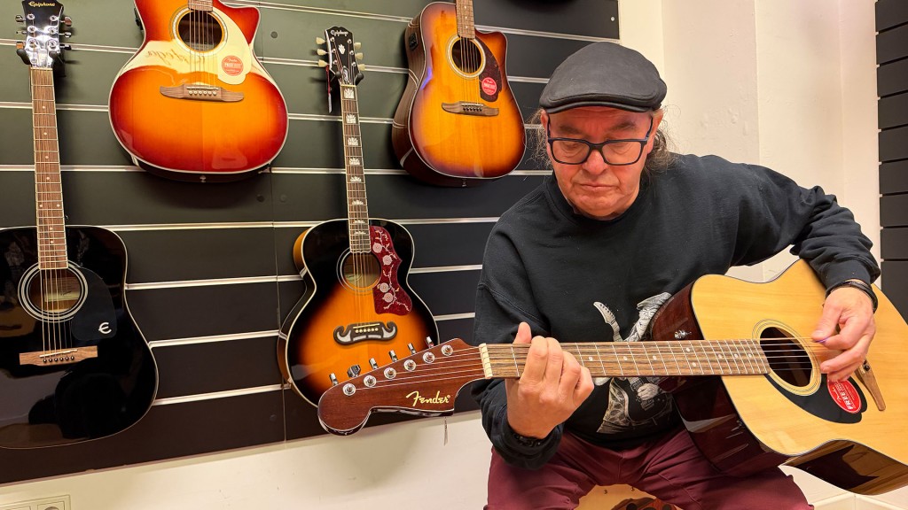 Foto: Ein Mann spielt auf einer Gitarre