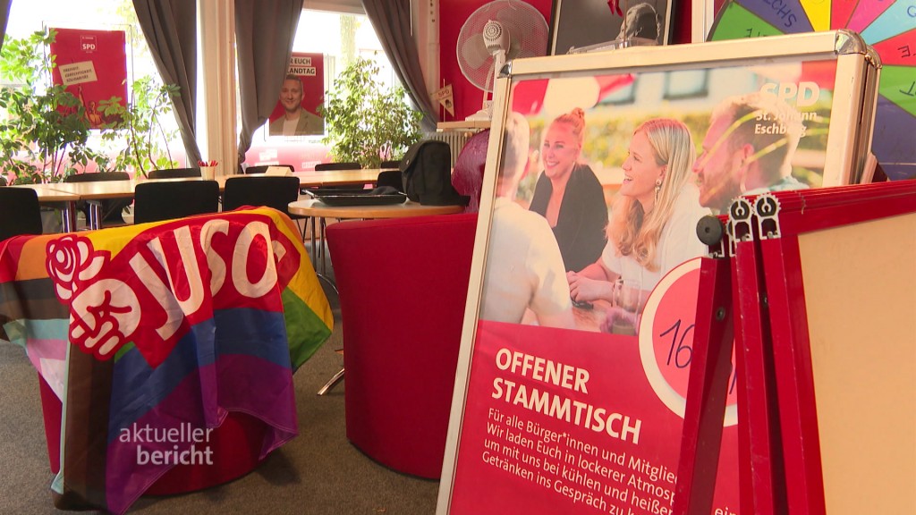 Foto: Verschiedenen Aufsteller der SPD und ein Banner der Jusos in einem Raum