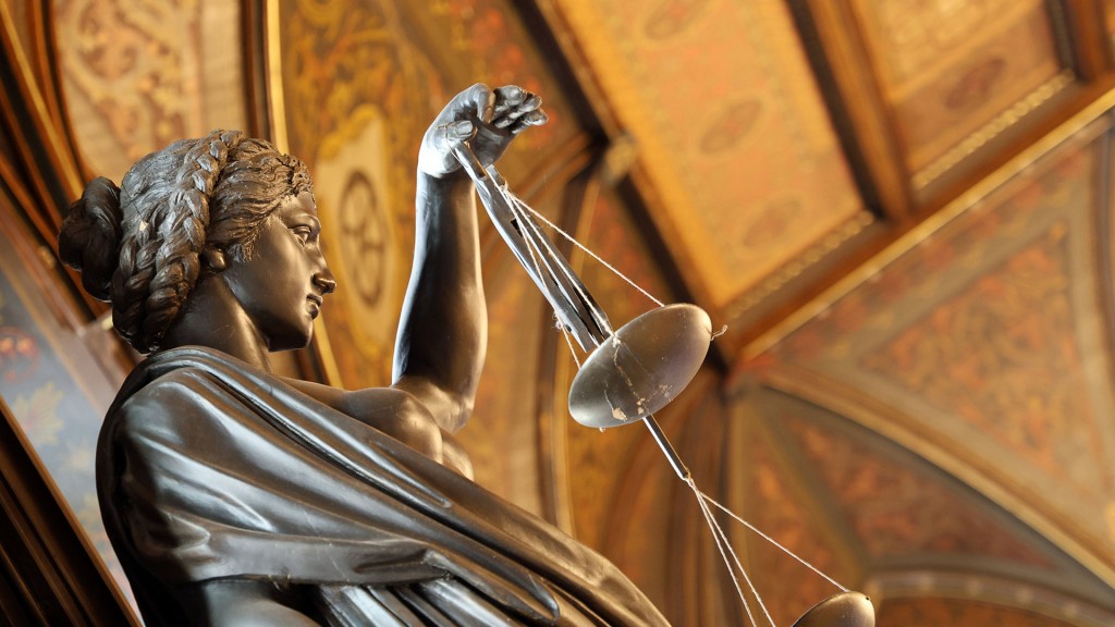 Foto: Skulptur der Justitia in einem Gerichtsgebäude