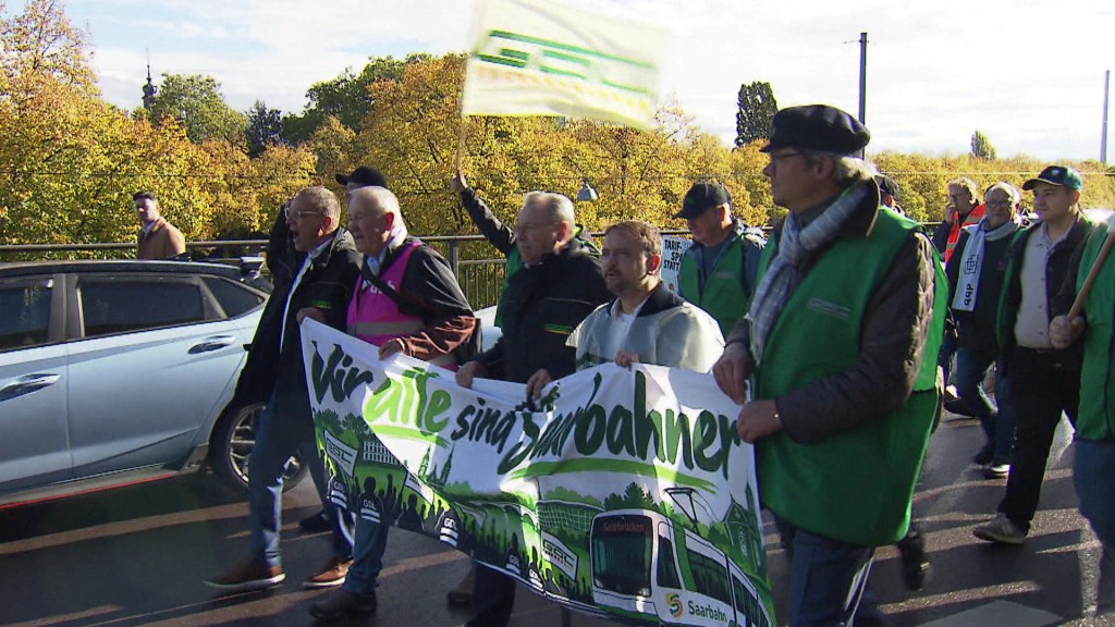 Foto: Demonstrierende von der Saarbahn