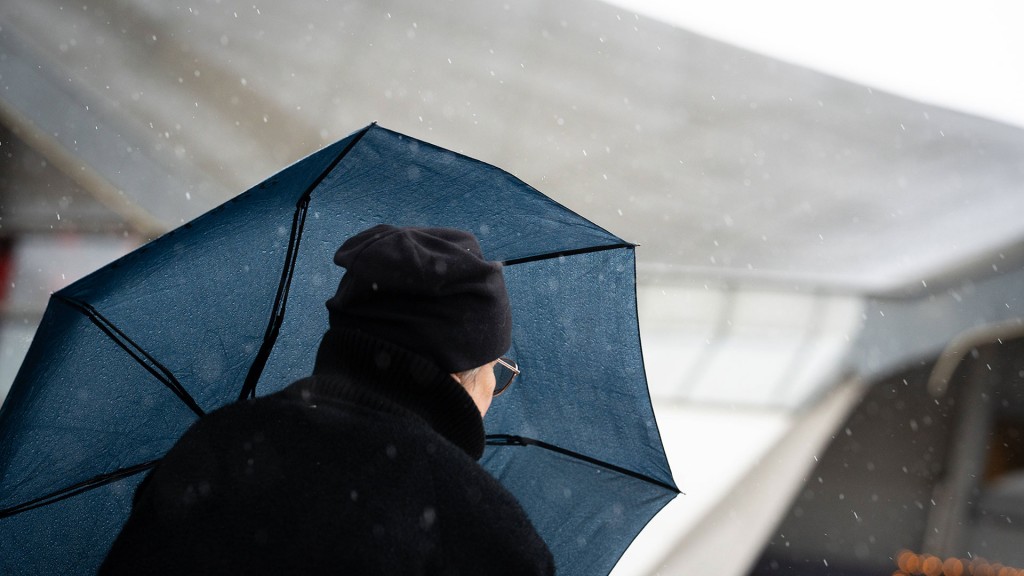 Foto: Ein Passant benutzt einen Regenschirm