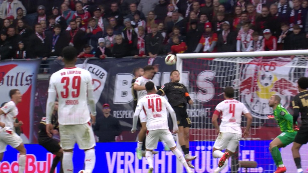 Foto: SVE-Spieler auf dem Spielfeld gegen RB Leipzig